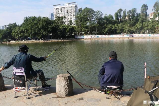 超长涂鸦街洪湖是最早一批有涂鸦街的公园这条街长达1000多米据说这面