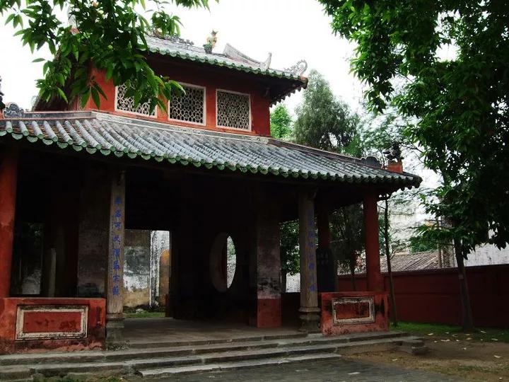 曾经居住过的清乐轩旧址东坡亭,香火鼎盛的东山寺,历经千年的廉州府学