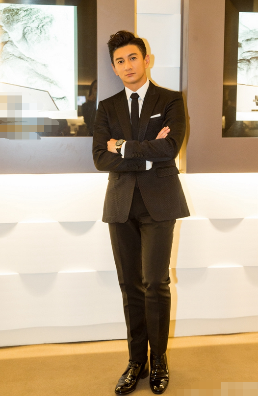 烫泡面卷的吴奇隆像换了张脸49岁变19岁不给小鲜肉留活路