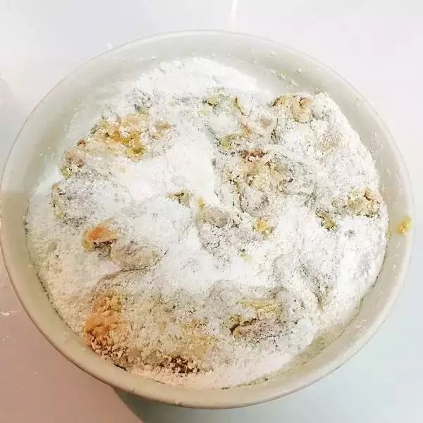 排骨切块,加盐,糖,酱