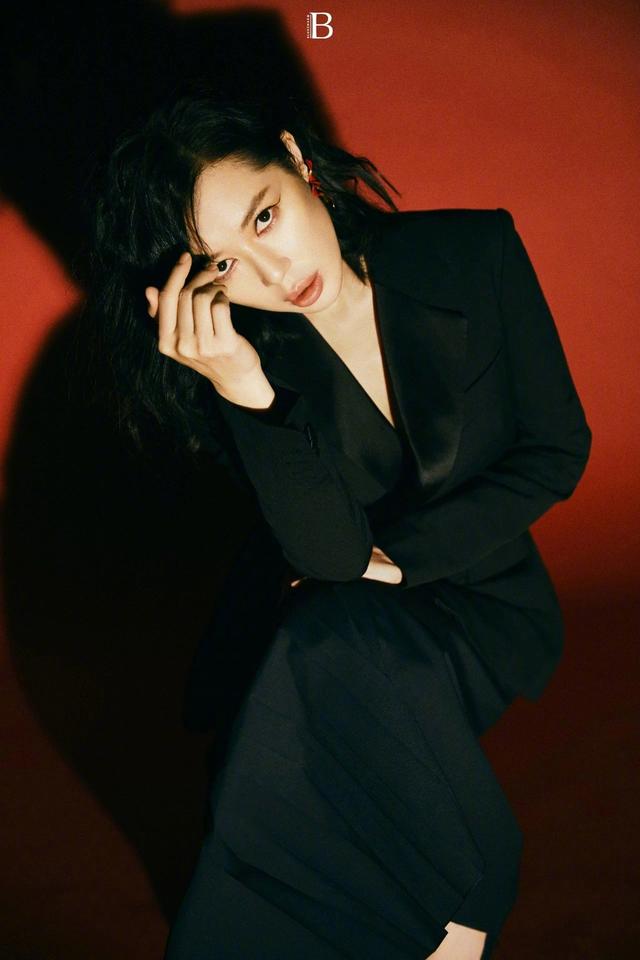 余男深v裙肤白红唇性感 眼神销魂尽显成熟女人魅力