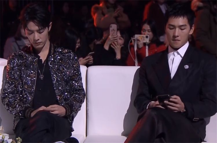 肖战杨洋同坐参加活动,两人无交流,谁注意杨洋做了啥?太尴了