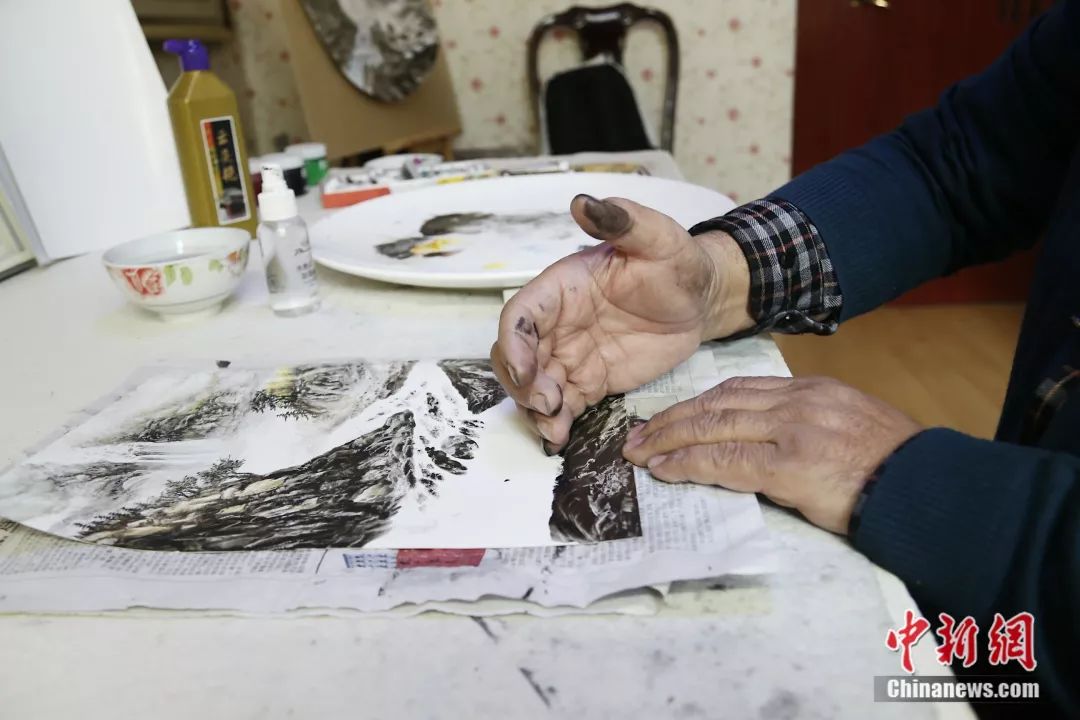 青海有位牛人,他能作画不用笔!_马金福
