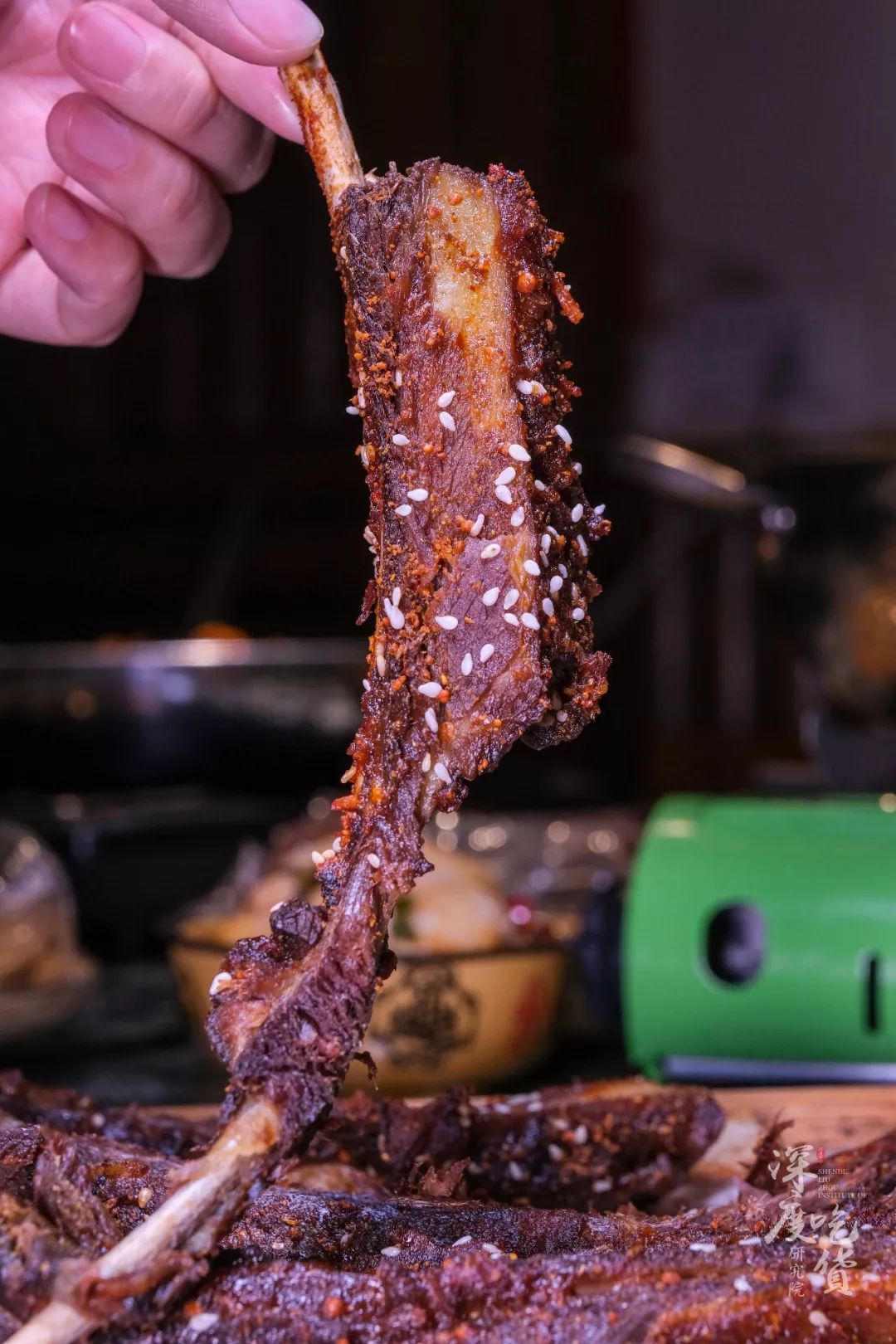 烤马排吃起来甜辣甜辣的,原来是烤的时候大厨在马排上面浇上了一层