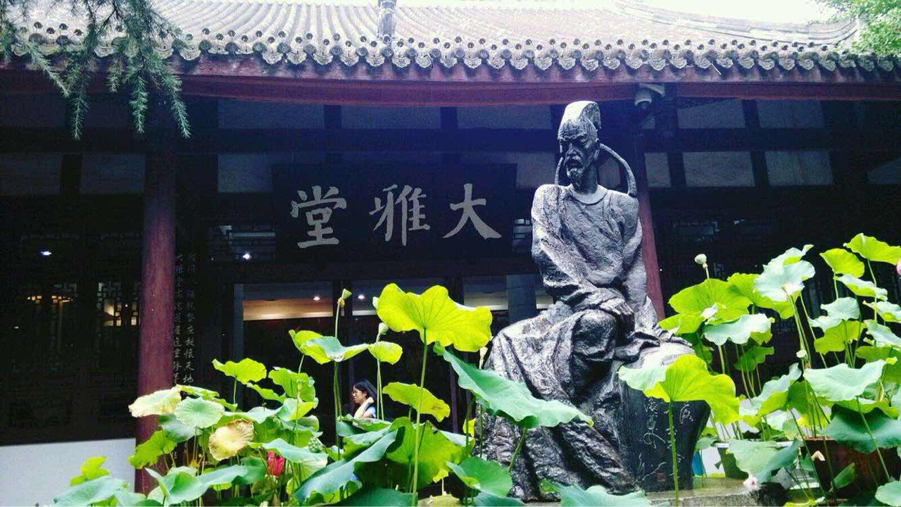 其内部的景点像是少陵草堂,大雅堂和万佛楼等也都有很强的社会价值