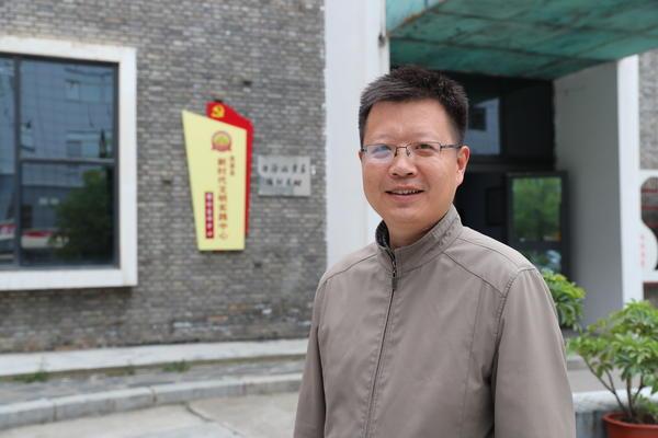 南阳市中院驻方城扳井村第一书记赵康带领群众摘了穷帽还要奔小康