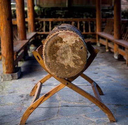 木鼓舞源于苗族的"藏鼓节",主要功能是祭祀祖先.