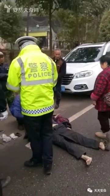 惨烈车祸现场新民往镇子方向一公里处老爷爷当场死亡孙子手脚断了