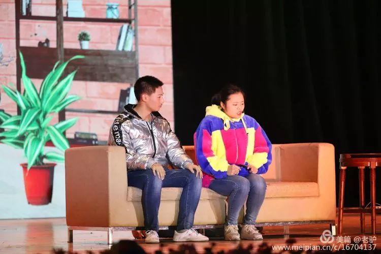 昨晚蓬溪中学全体师生聚集一处狂呼呐喊场面震撼附现场照