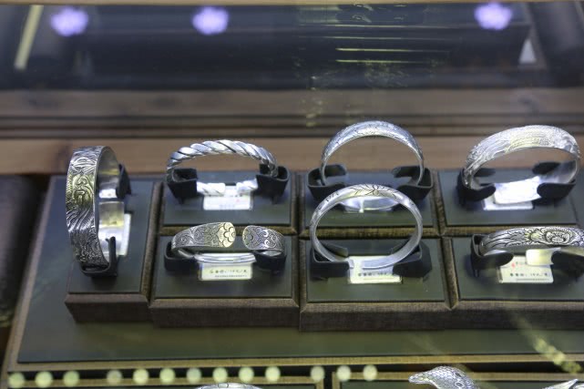 从艺六年在银饰上每天刻数百字,月入两万却称没有一件满意作品