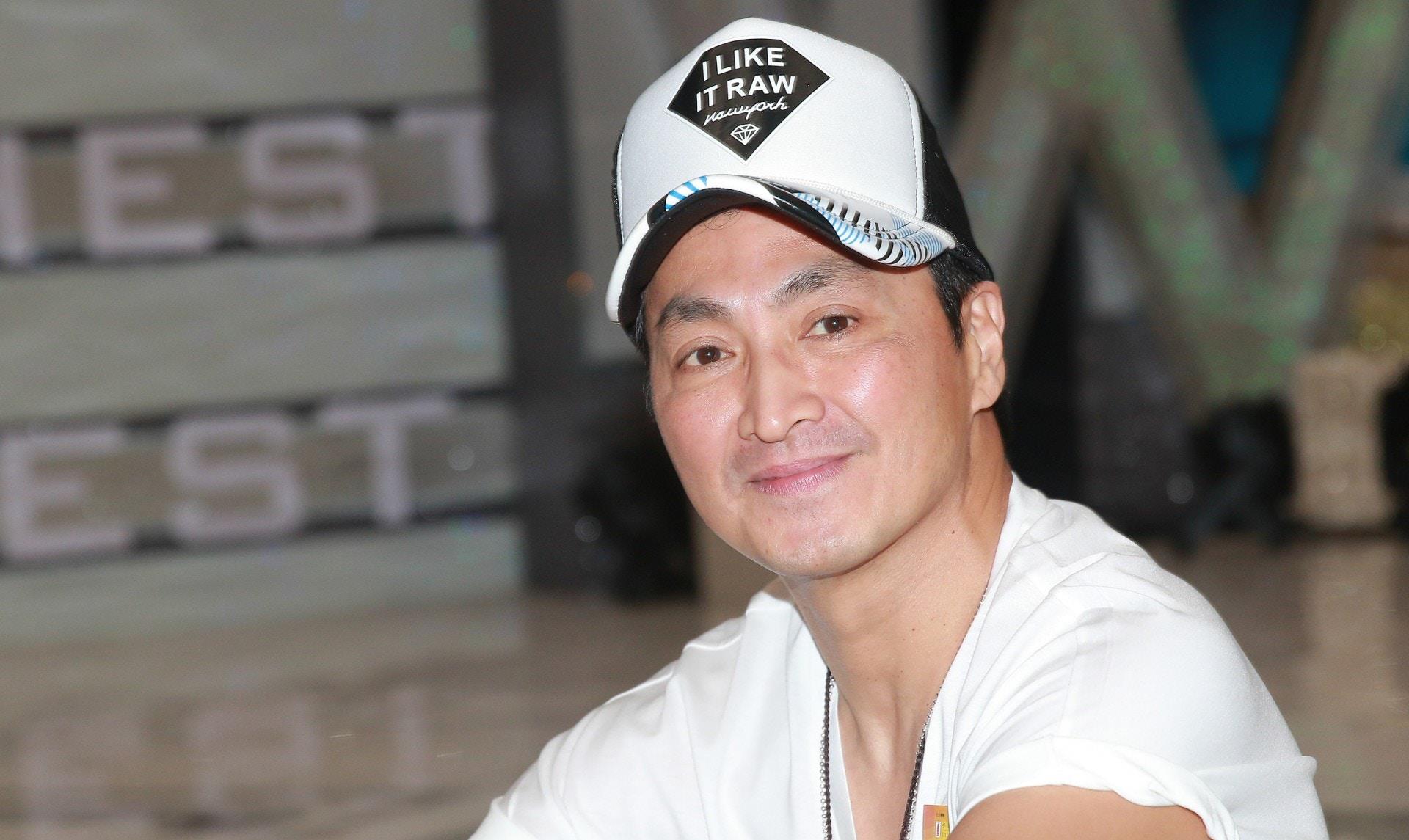 港媒曝"展昭"息影从商赚过亿身家,59岁外形零走样却至今未婚_何家劲