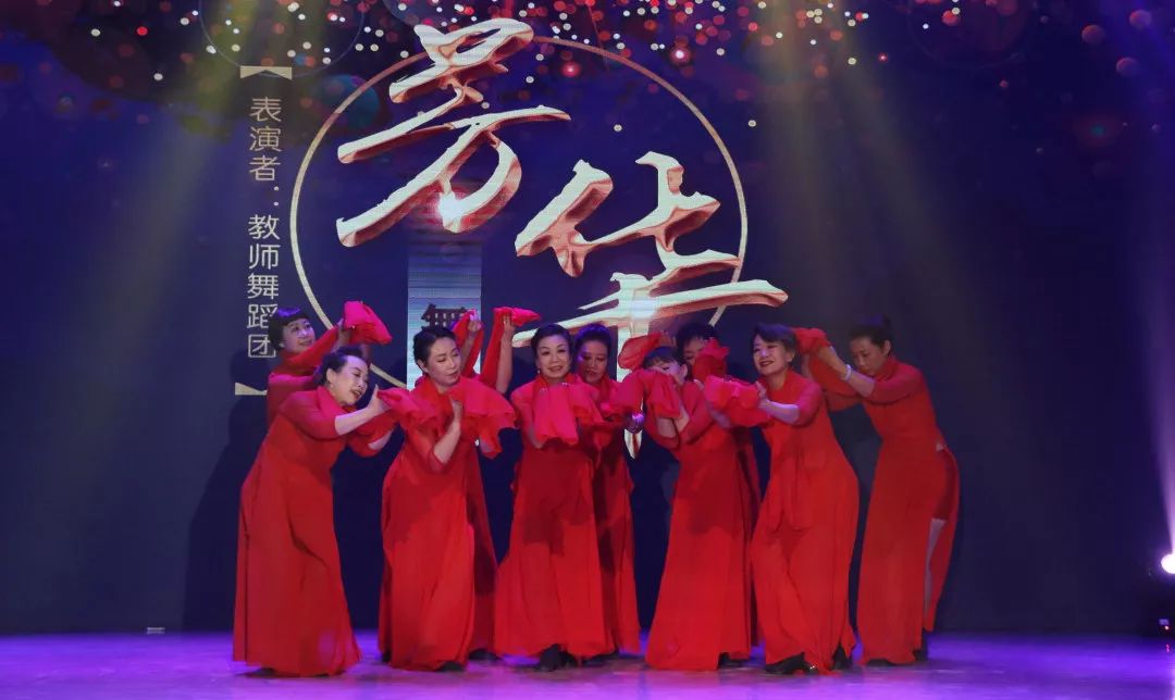 表演者:招生就业处 高玉峰等诗朗诵《回延安》体育教学部 逯中伟表演