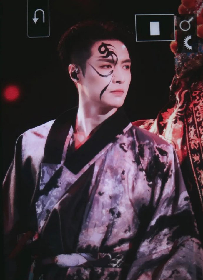 昨天   :55     晚会京剧张艺兴