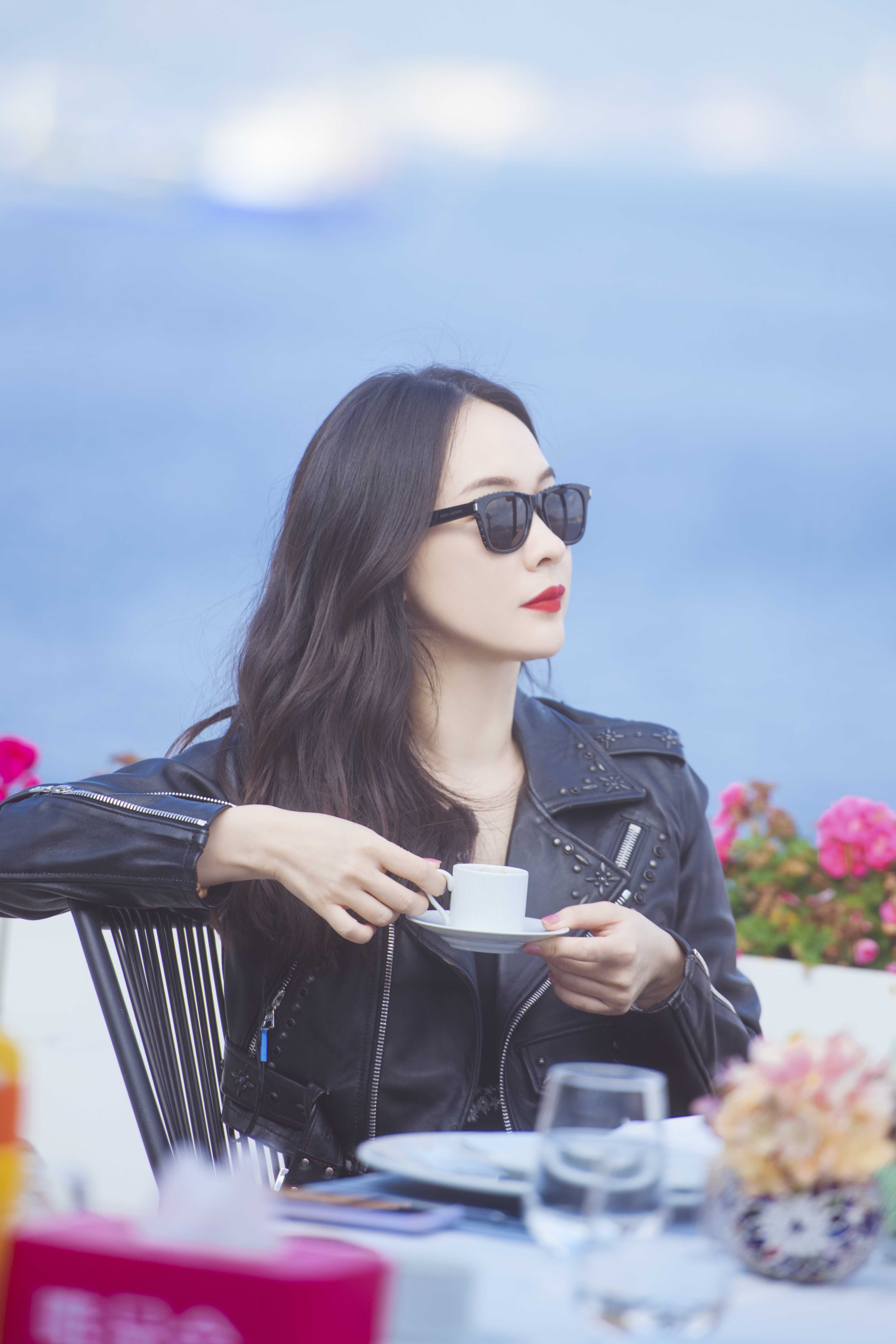 《妻子3》霍思燕黑色皮衣性感帅气 杨千嬅紫发配橙花堪比时尚大片