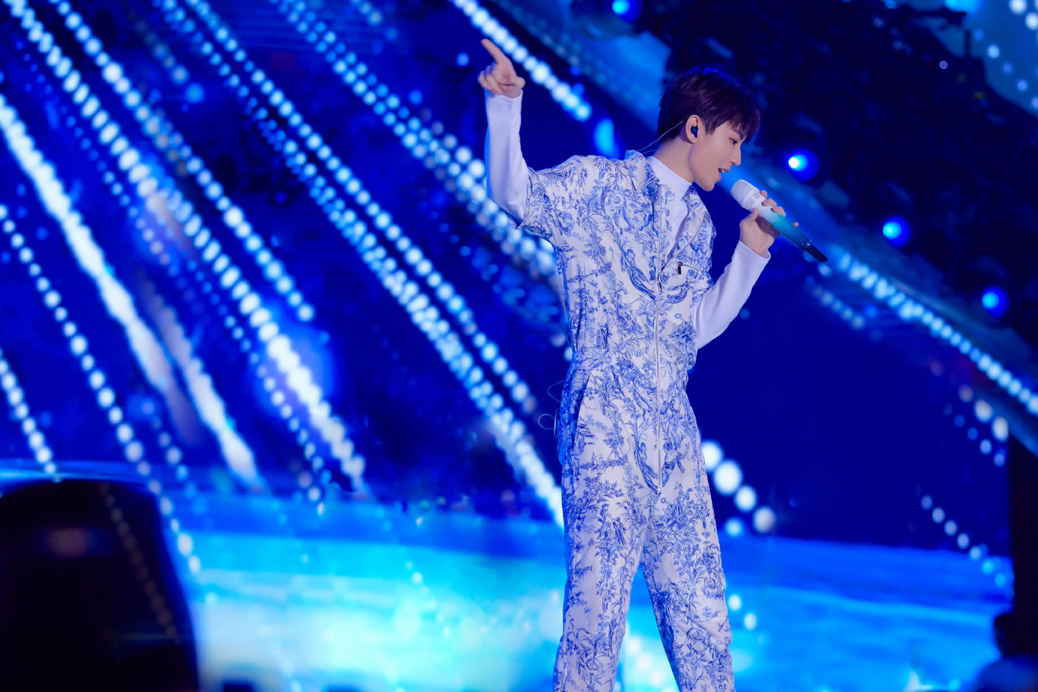 王俊凯跨年演唱精彩登场 蓝色少年点燃耀眼流星