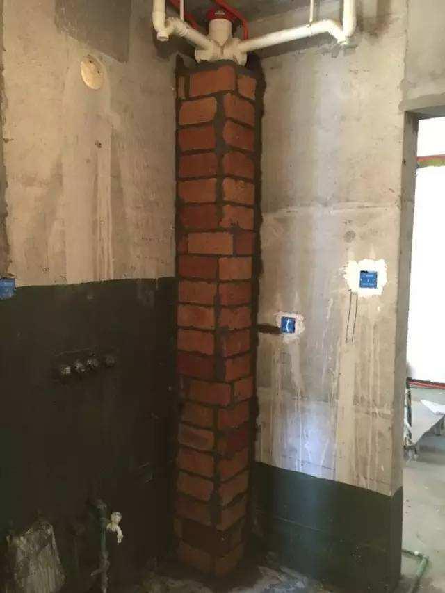 如果发现装修工人这样包水管赶紧结钱让他走很容易就漏水