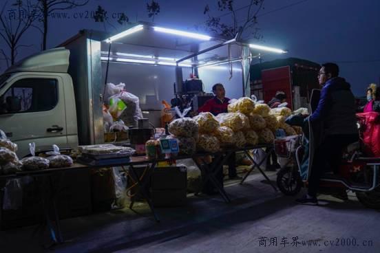 有福田祥菱微卡,晚上在夜市卖货也很方便