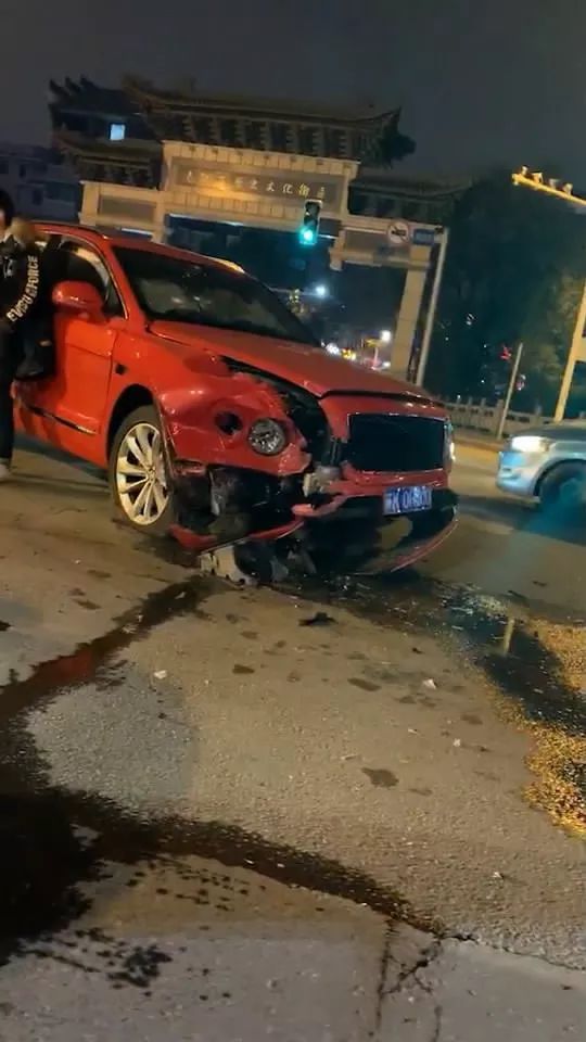 视频昨晚1912附近一辆宾利被撞价值
