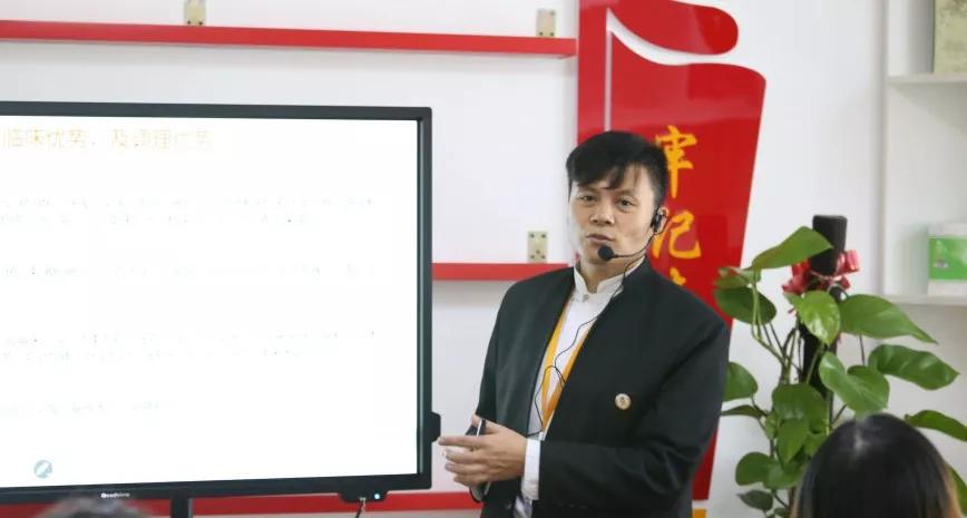 此次研讨会上,大圣驾到商学院资深讲师李承轩老师还为各位家人带来了
