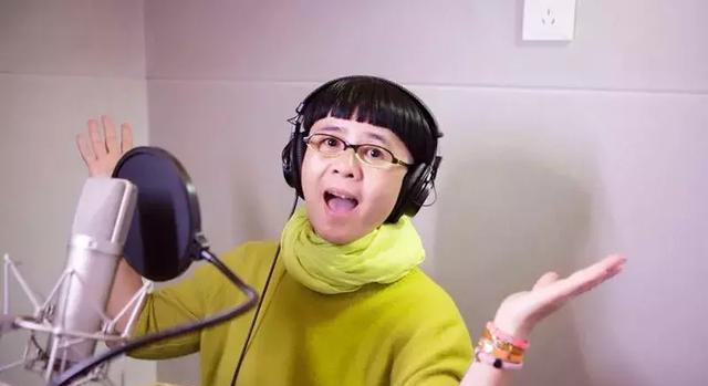 除了主持人的身份外,金龟子还是一个配音演员,曾在《红楼梦》里为"