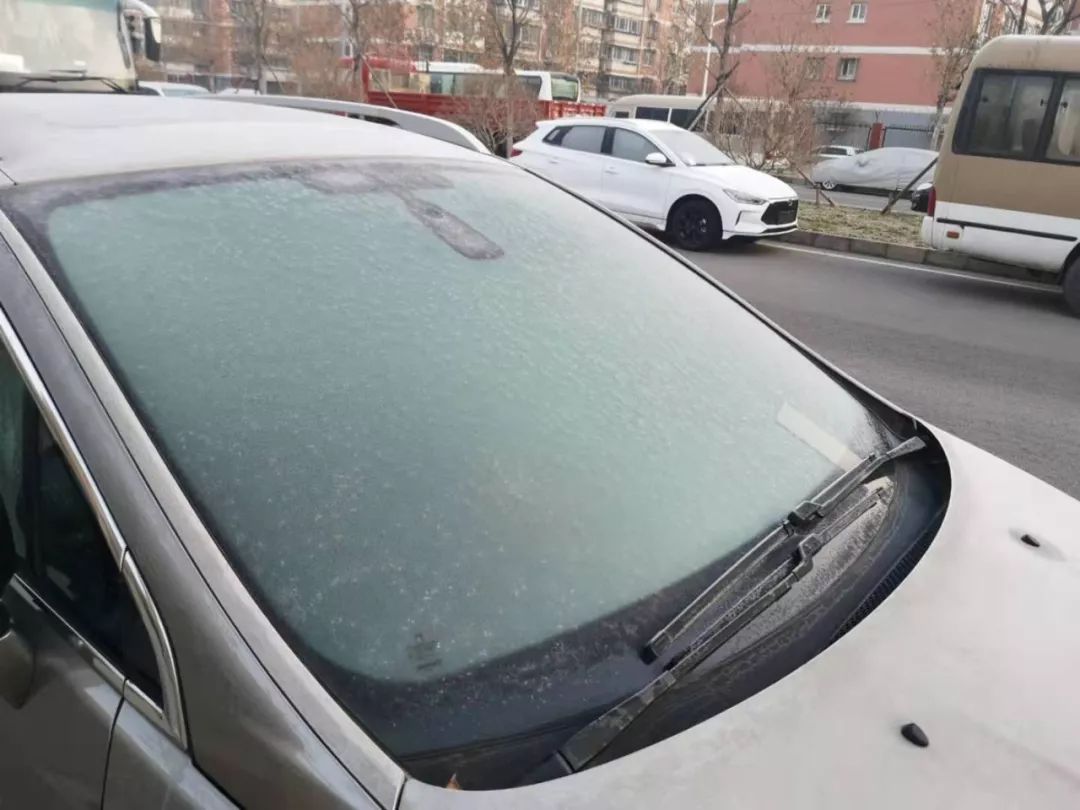 但如果下雪,结霜了,车玻璃被糊住怎么办?