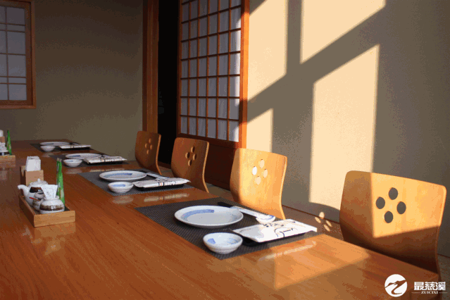 二楼上去就是一条长长的走廊,周围环境是日本原木风格,还有着特色门帘