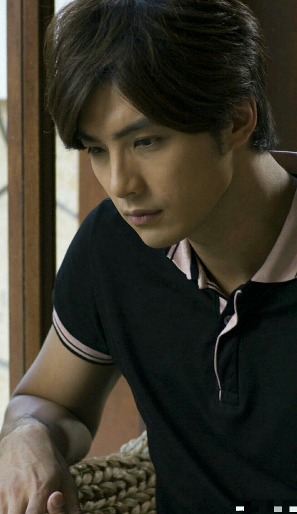 曝贺军翔出轨?与美女唱k街边拥吻,美女却被指像他老婆_照片