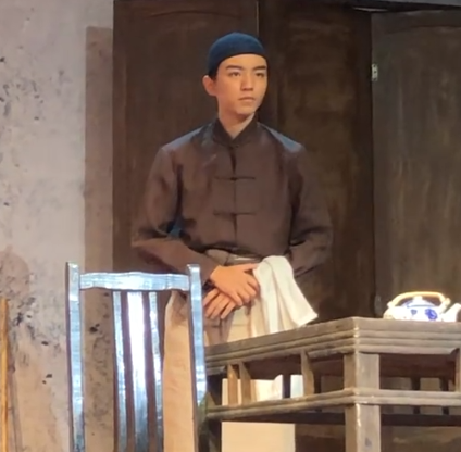 原创王俊凯元旦不放假期末公演饰演店小二端茶倒水擦椅子