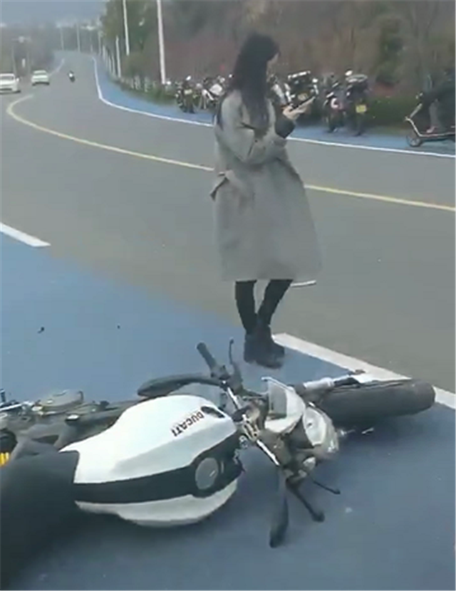 断头杜卡迪来袭车主压弯撞车车身和车头分离车损上万