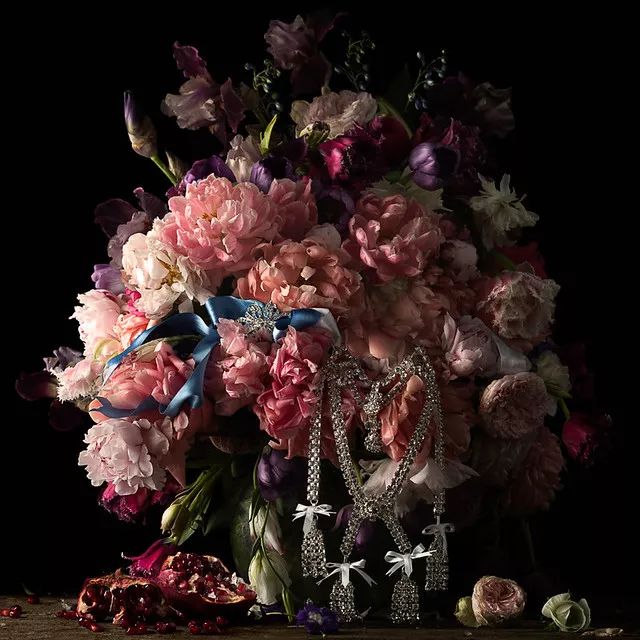 在花艺设计的创作中,想要创作洛可可风格的花艺作品,抓住这几个重点就