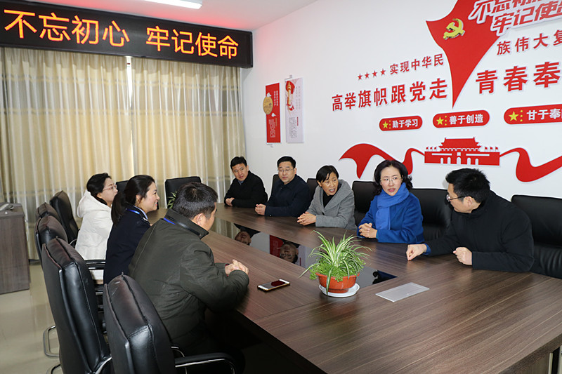 2020元旦大早,兴化市昭阳街道党工委书记葛同华和市司法局局长舒桂兰