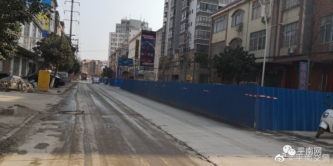 近日,平南县平南镇小力街路段正在进行道路维修,请绕行其他路段