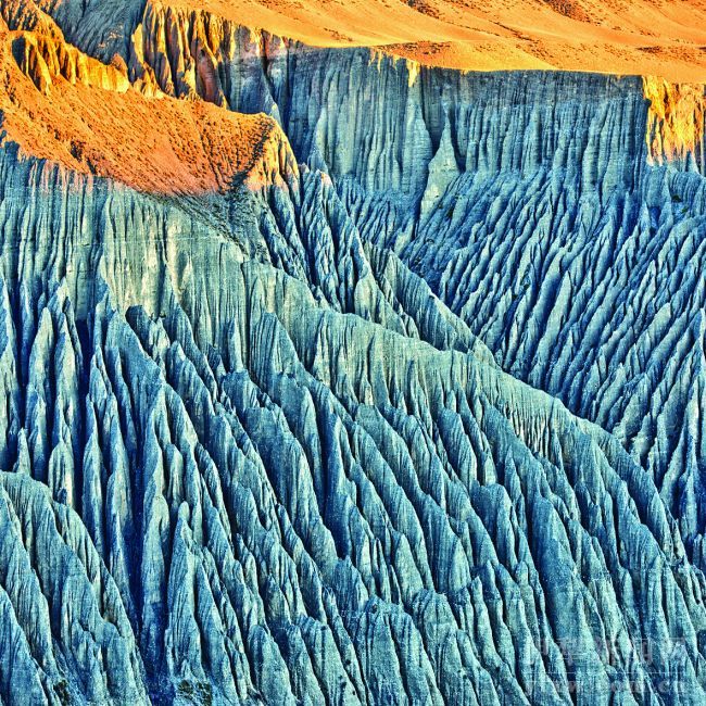 新疆天山北坡冬日里的五彩地貌