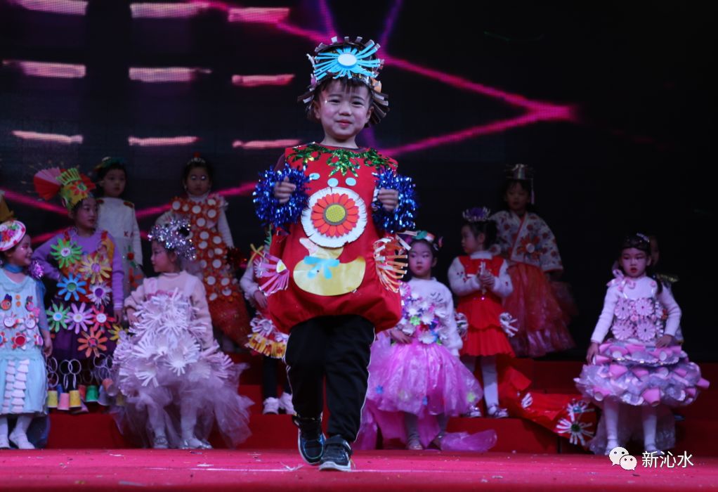 龙凤幼儿园大四班玩转纸杯时装秀表演67