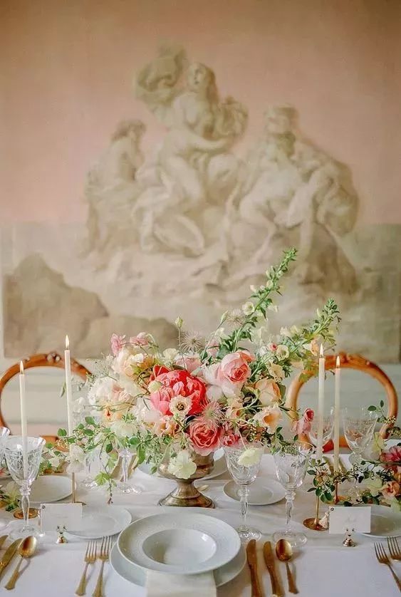 追溯历史,洛可可风格在如今法式花艺的发展和演变中也占有很重要的一