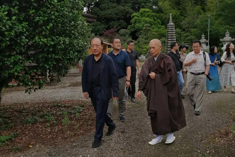 宁波同泰嘉陵沙力董事长代表宁波佛教协会与宗门寺院向狩野住持问候并
