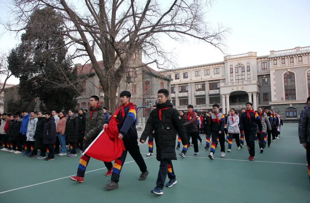 辞旧迎新梦想起航北京市第二十五中学举行迎新年升旗仪式