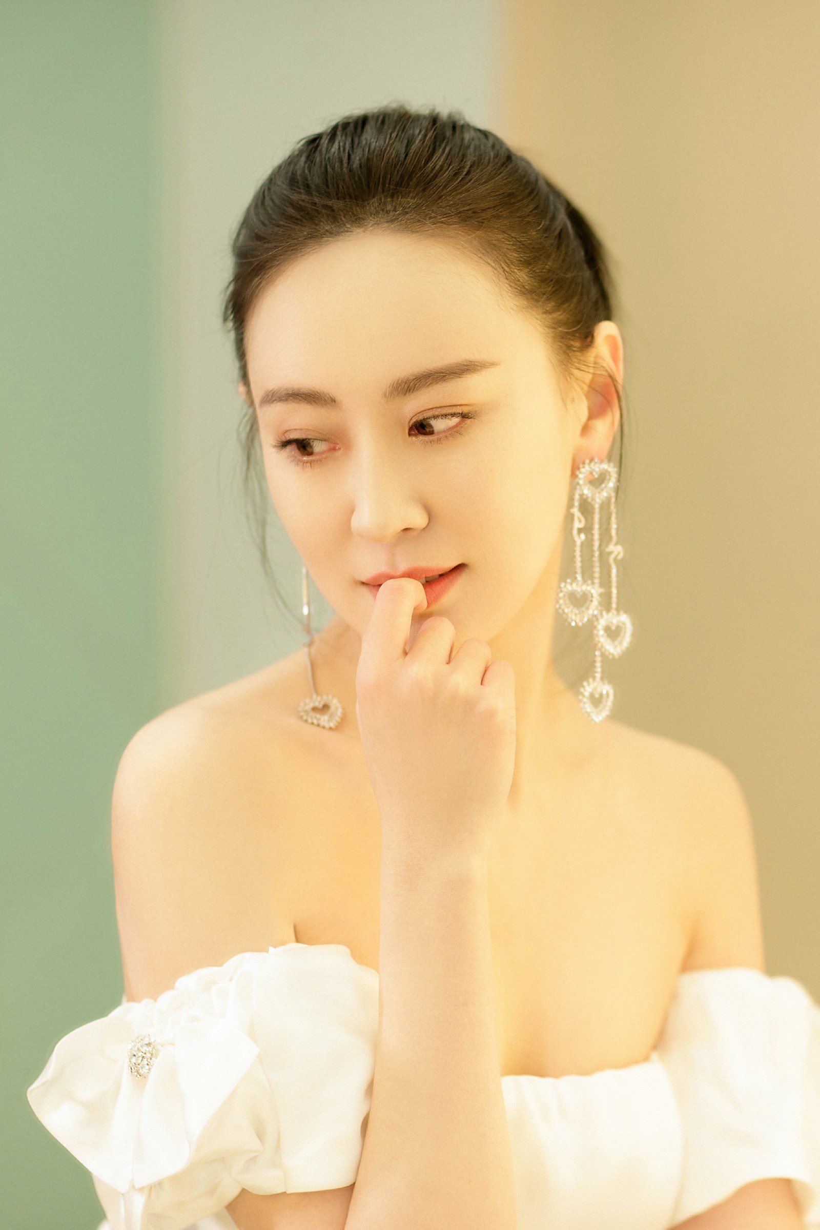 长腿杀正剧青衣王乐君亮相跨年晚会 直角肩惊艳女神范max