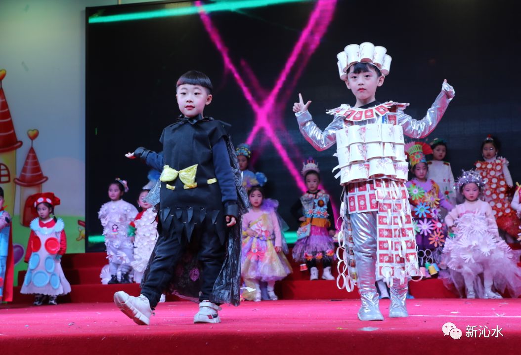 龙凤幼儿园大四班玩转纸杯时装秀表演67