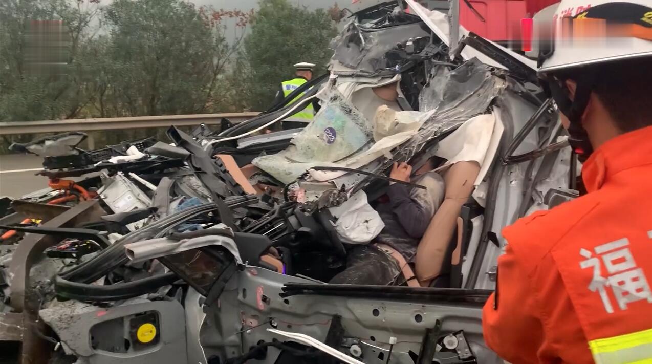 蔚来es8高速追尾重型挂车驾驶员奇迹生还安全性堪称公路坦克