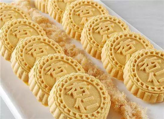 一起在锅中煎到两面金黄后鱼饼用新鲜鲮鱼肉和菊花花瓣揉成小榄盛产菊