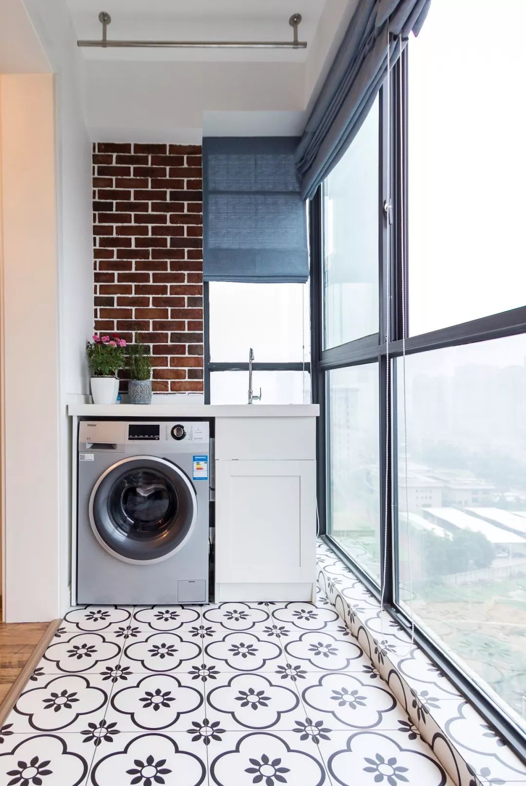 阳台装上洗手盆,实用方便,简洁美观_收纳