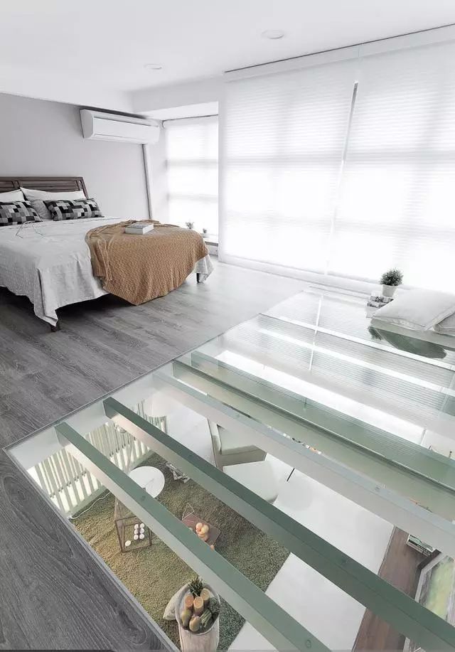 这家装修太聪明,用玻璃当地板,通透采光好,绝对全小区独一无二