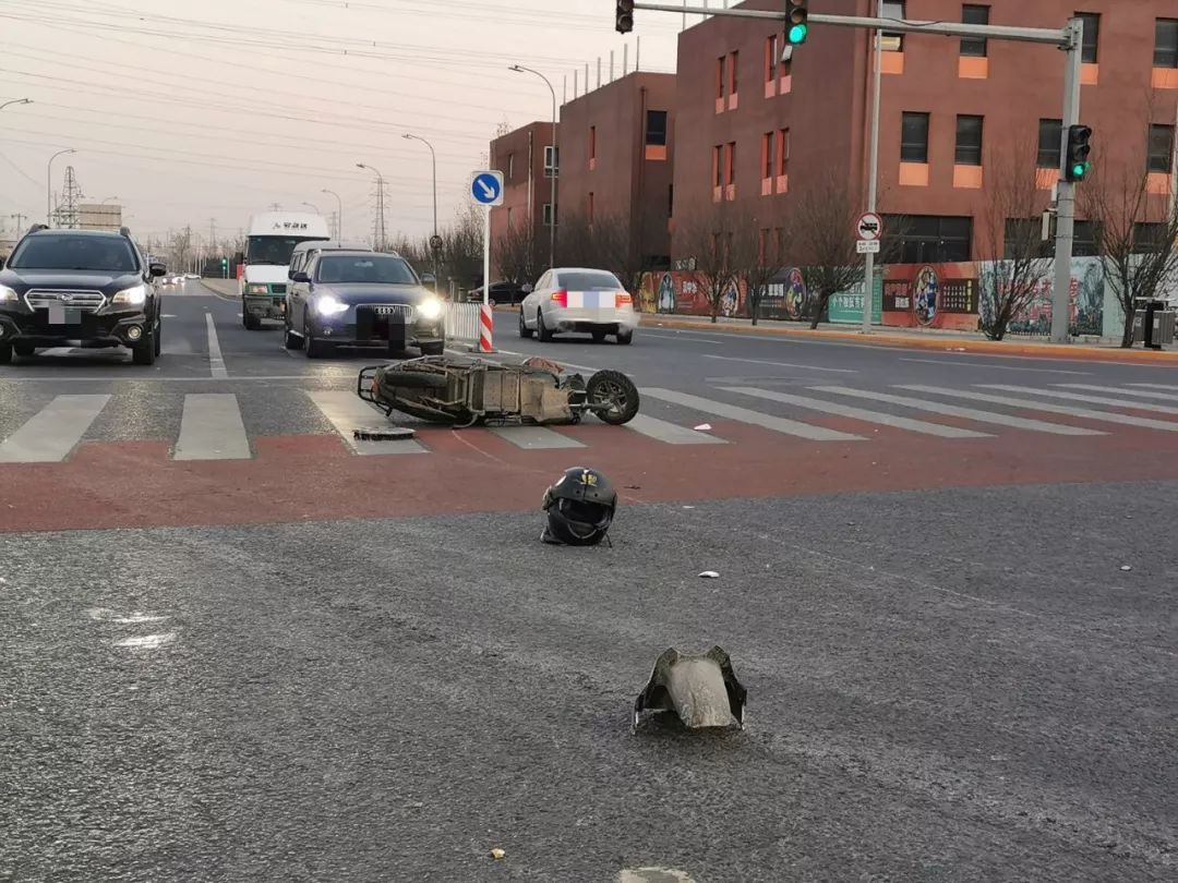 g7高速發生一起車禍鞋子頭盔撒一地車直接翻了