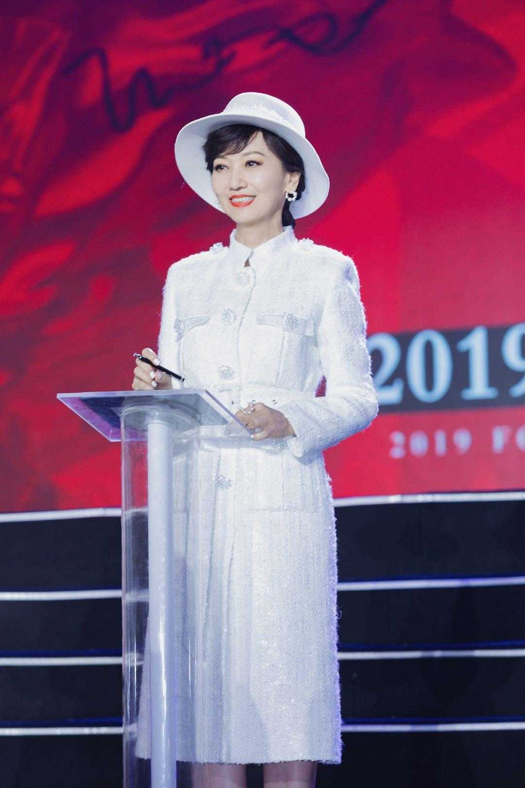 原创65岁赵雅芝又怎样?一袭白色复古风裙装照样美成少女,减龄时髦