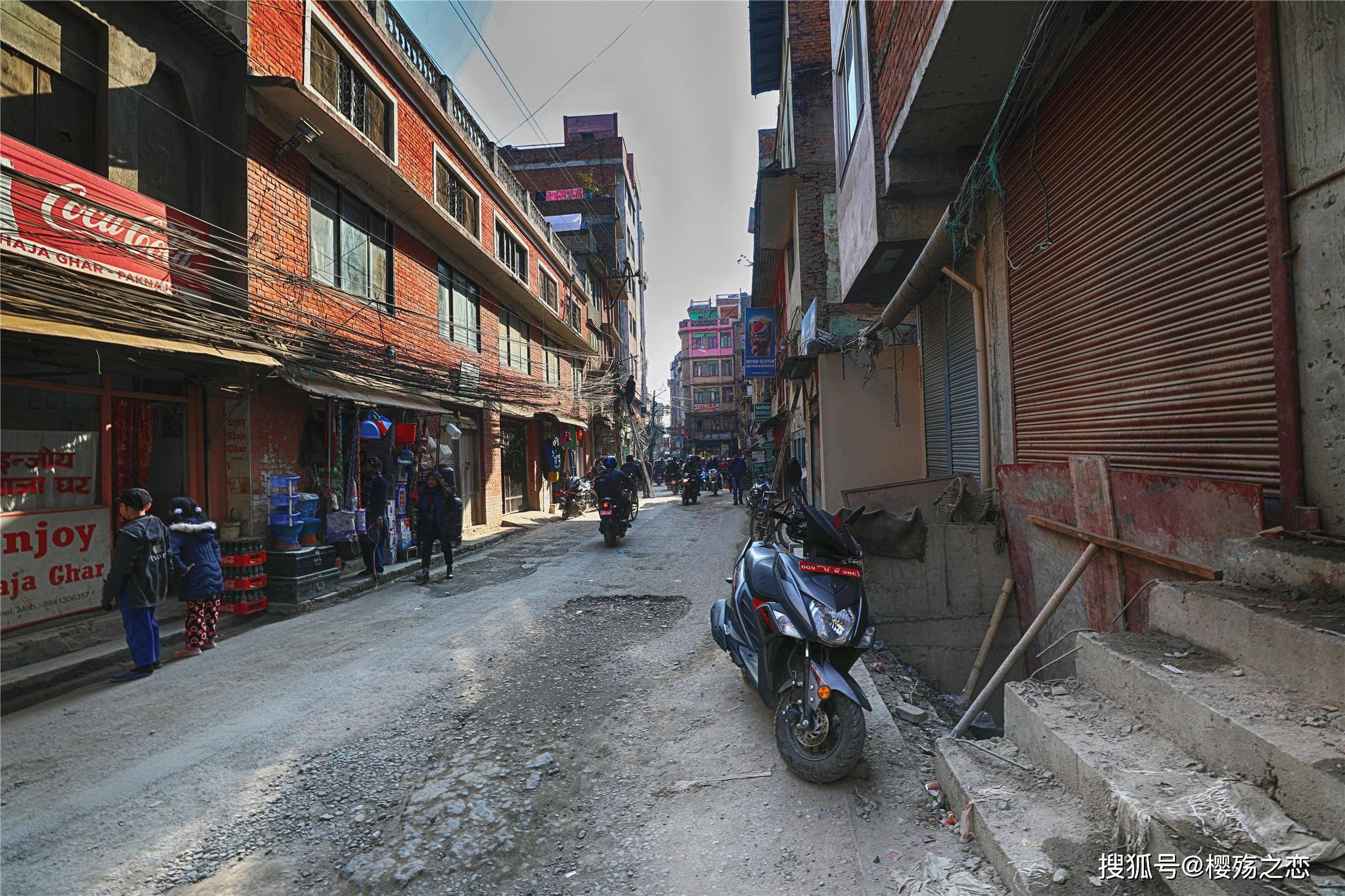 亚洲最矛盾的城市,到处破破烂烂,却又是一片净土