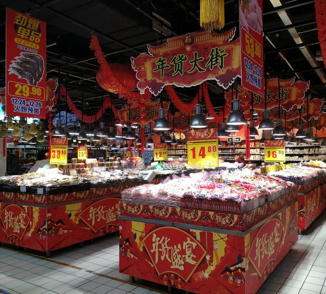 家乐福全国各地门店造型各异的年货大街,不同的陈列,相同的新年气息.