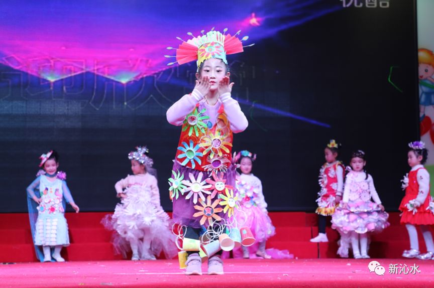 龙凤幼儿园大四班玩转纸杯时装秀表演67