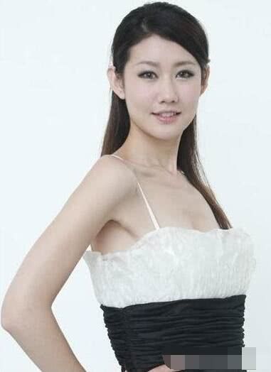 王宝强被拍与模特女友同车,冯清身材高挑气质好,深夜回家疑同居