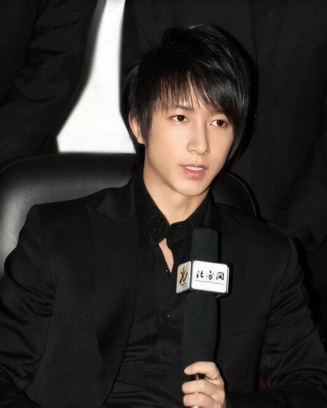 我们再来看看韩庚,他更不用说,是当年super junior的成员,红的一塌